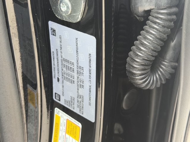 Used 2025 Chevrolet Suburban LT RWD image 37