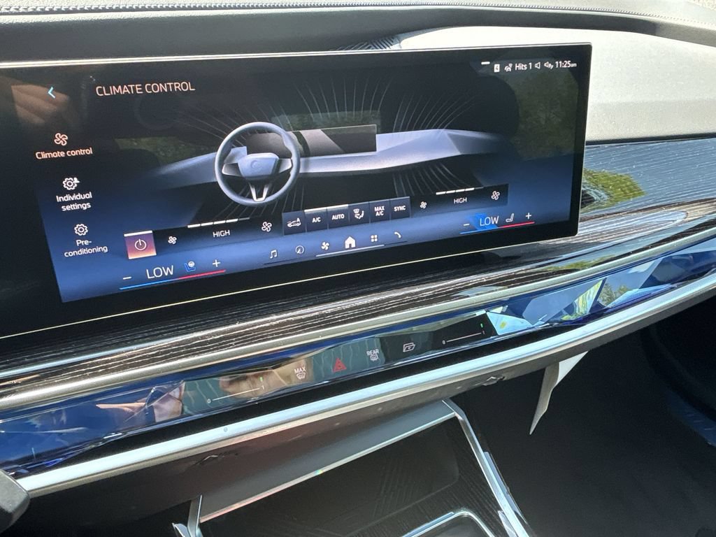 Used 2026 BMW 760i xDrive w/ Luxury Rear Seating Package AWD/4WD image 17