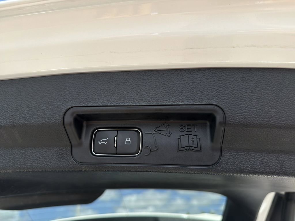 Certified 2022 Ford Explorer XLT w/ Equipment Group 202A image 11