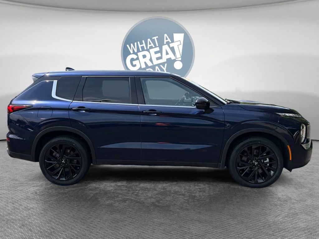 Used 2023 Mitsubishi Outlander SE image 2