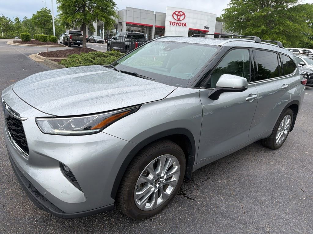 Used 2022 Toyota Highlander Limited AWD/4WD image 2
