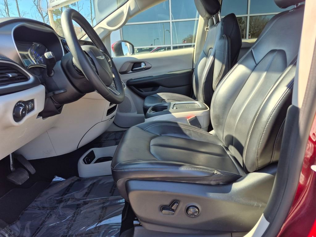 Used 2023 Chrysler Pacifica Touring-L image 2
