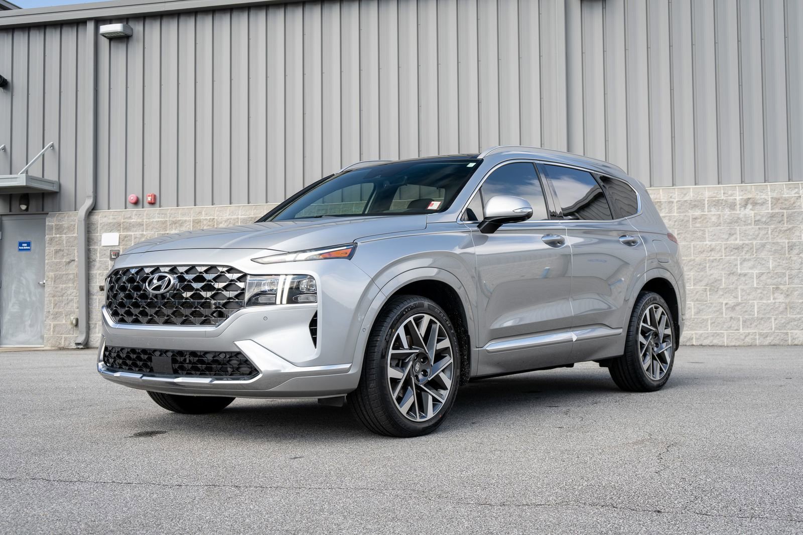Used 2022 Hyundai Santa Fe Calligraphy FWD image 3