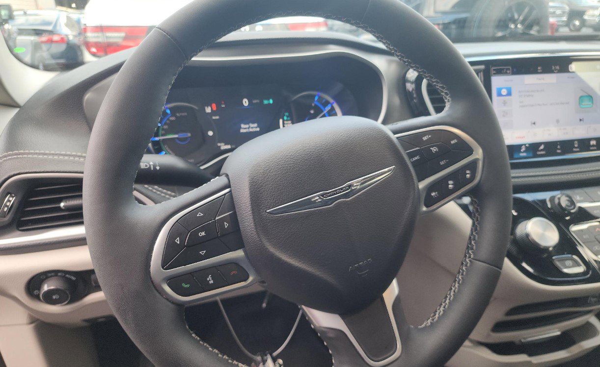 Used 2024 Chrysler Pacifica Limited FWD image 8
