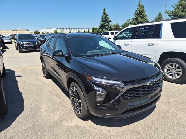 Used 2025 Chevrolet Trax RS w/ Driver Confidence Package FWD image 3