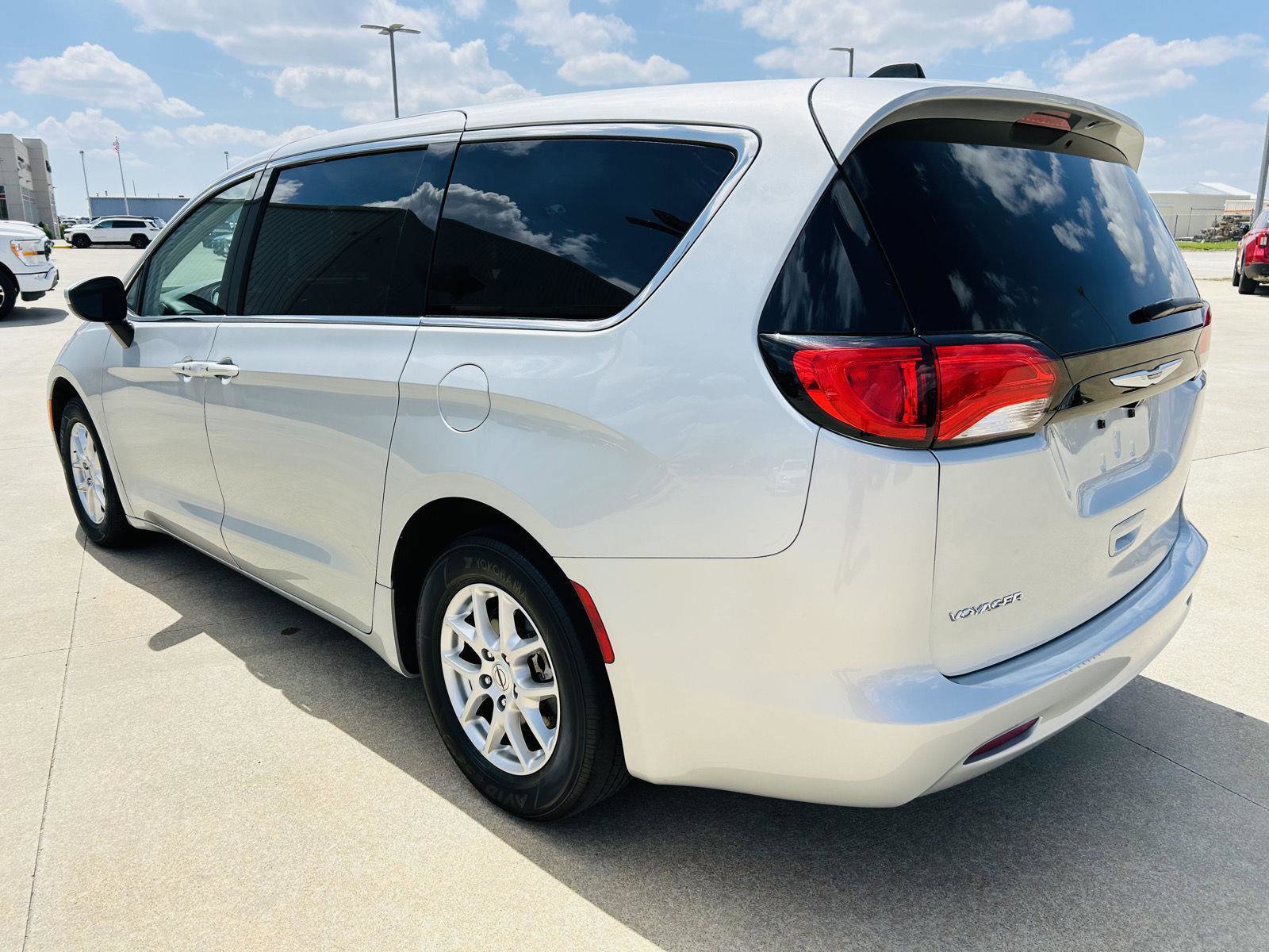 Used 2023 Chrysler Voyager LX image 34