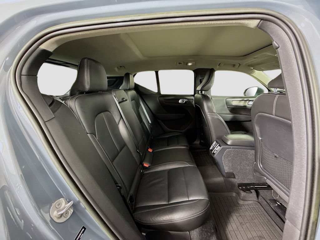 Used 2023 Volvo XC40 B4 Plus w/ Driver Assist Package FWD image 18