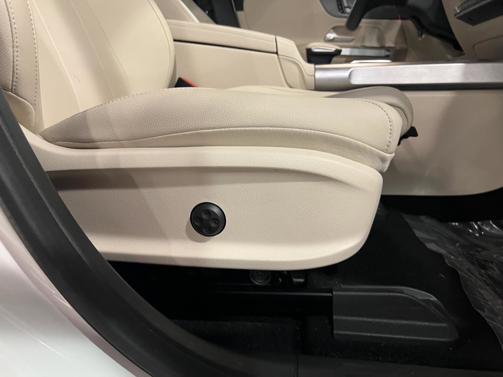 Used 2023 Mercedes-Benz EQB 300 4MATIC image 38