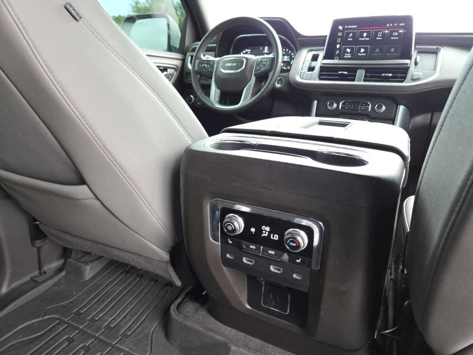 Used 2024 GMC Yukon XL SLT w/ SLT Luxury Package AWD/4WD image 28