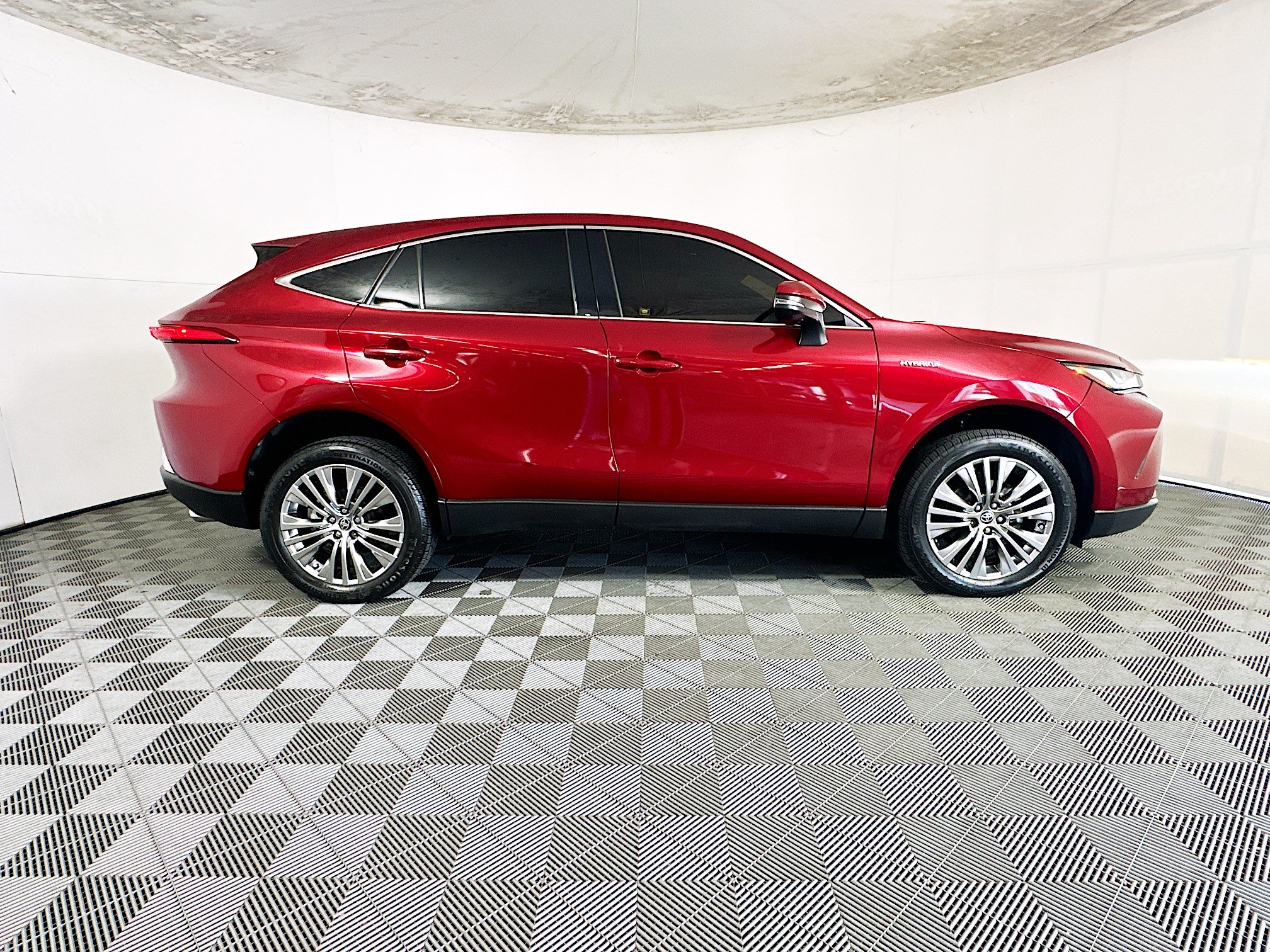 Used 2021 Toyota Venza Limited AWD/4WD image 2