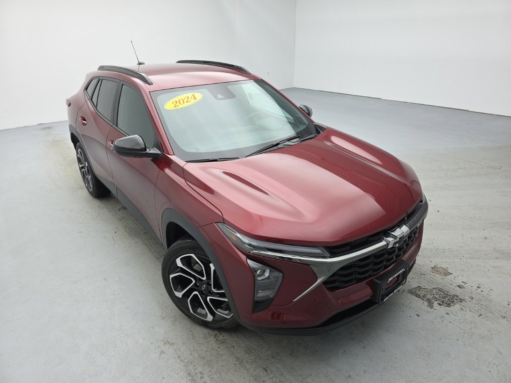 Used 2024 Chevrolet Trax RS w/ Driver Confidence Package image 2