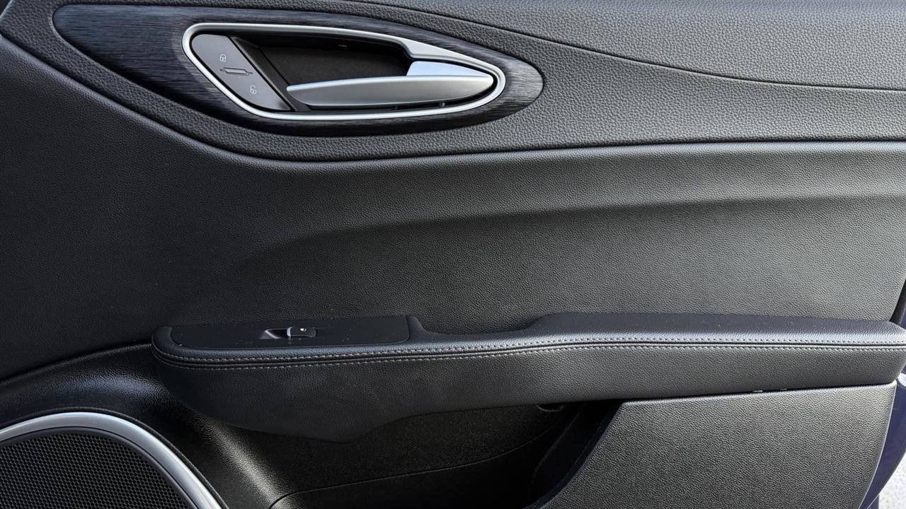 Used 2020 Alfa Romeo Giulia AWD w/ Nero Edizione image 27