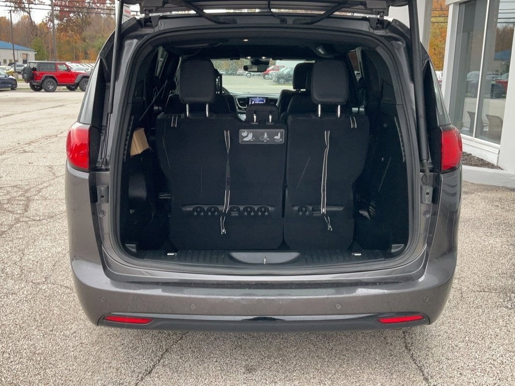 Used 2020 Chrysler Pacifica Touring-L w/ Advanced Safetytec Group image 15