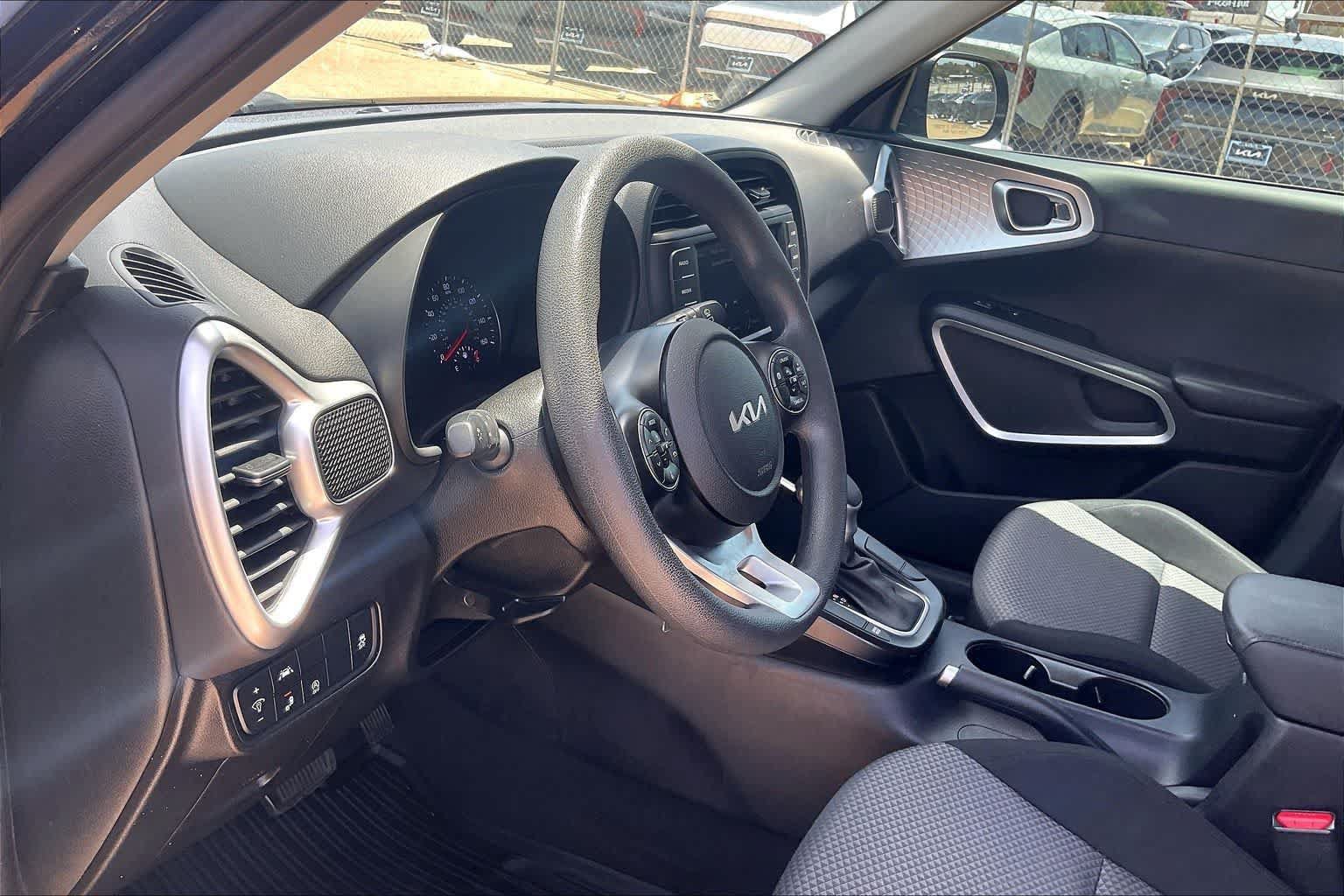 Used 2022 Kia Soul LX w/ Technology Package FWD image 2