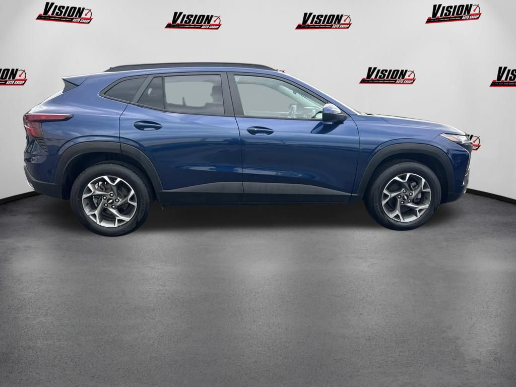 Used 2024 Chevrolet Trax LT w/ Sunroof Package FWD image 4