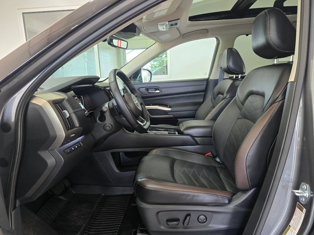 Used 2025 Nissan Pathfinder Platinum AWD/4WD image 22
