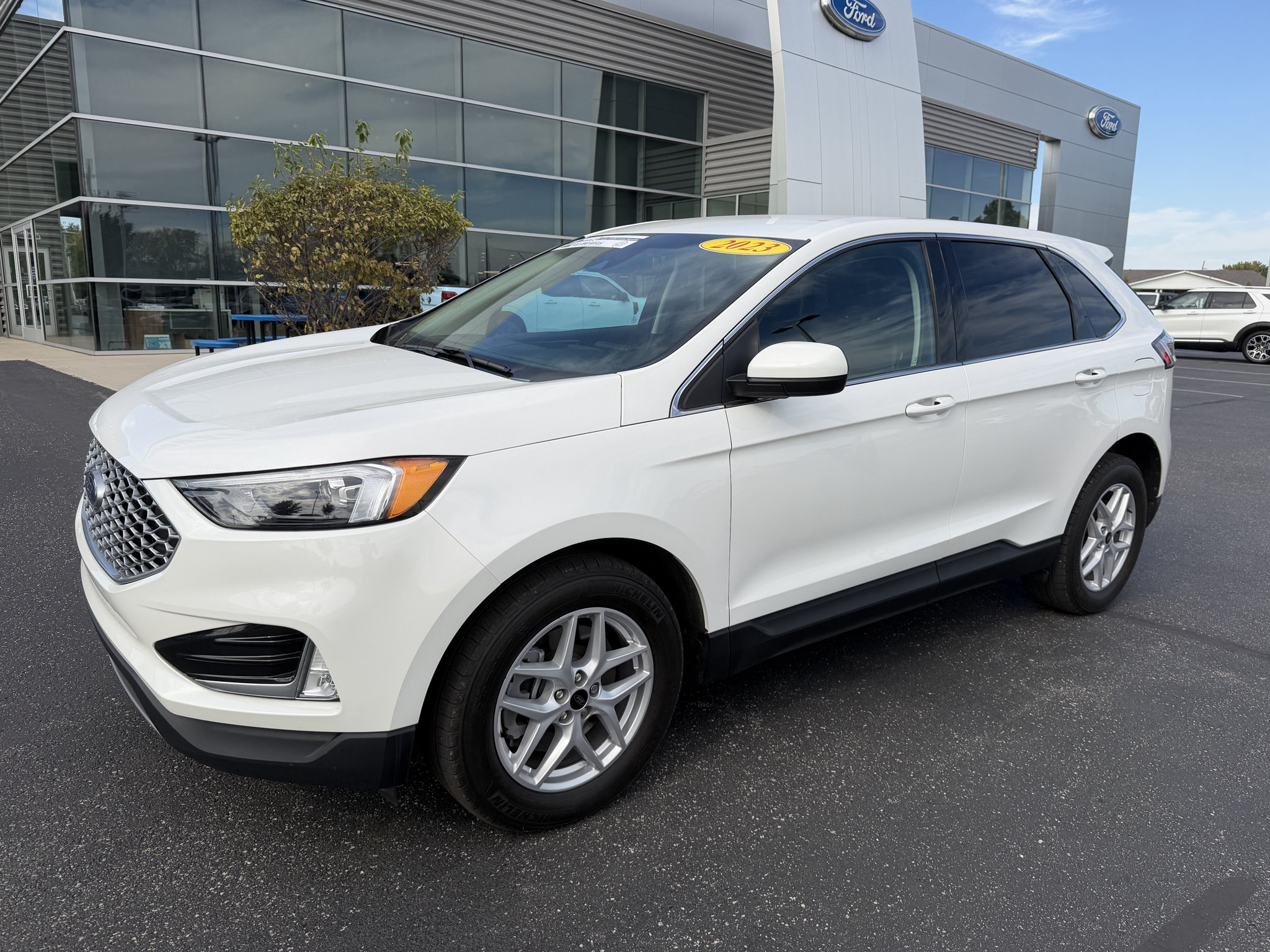 Used 2023 Ford Edge SEL w/ Convenience Package AWD/4WD image 2