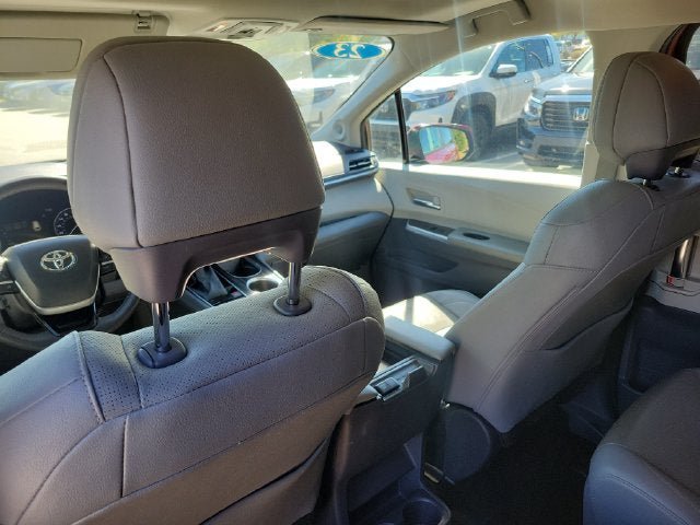 Used 2023 Toyota Sienna Limited FWD image 23