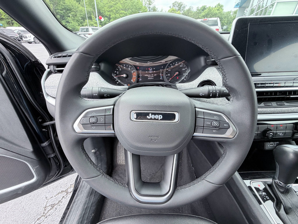 Used 2025 Jeep Compass Latitude AWD/4WD image 12