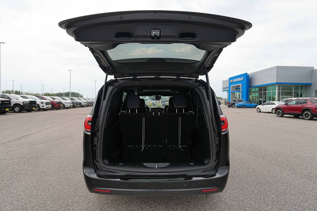 Used 2025 Chrysler Pacifica Limited FWD image 14