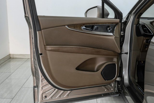 Used 2016 Lincoln MKX Reserve w/ Technology Package FWD image 43