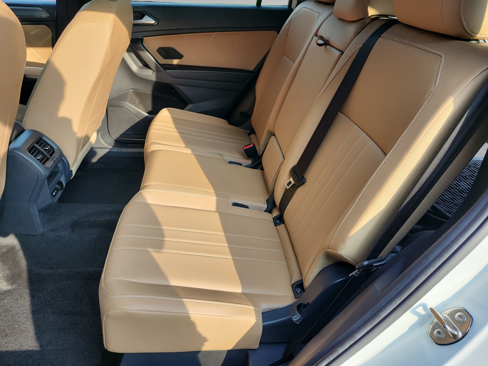 Used 2024 Volkswagen Tiguan SE R-Line w/ MDO Package, Two-Row AWD/4WD image 14