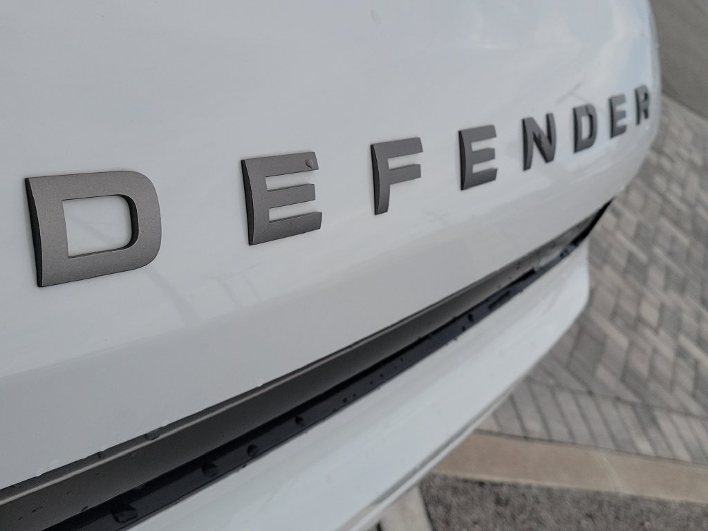 Certified 2024 Land Rover Defender 110 X-Dynamic SE AWD/4WD image 9