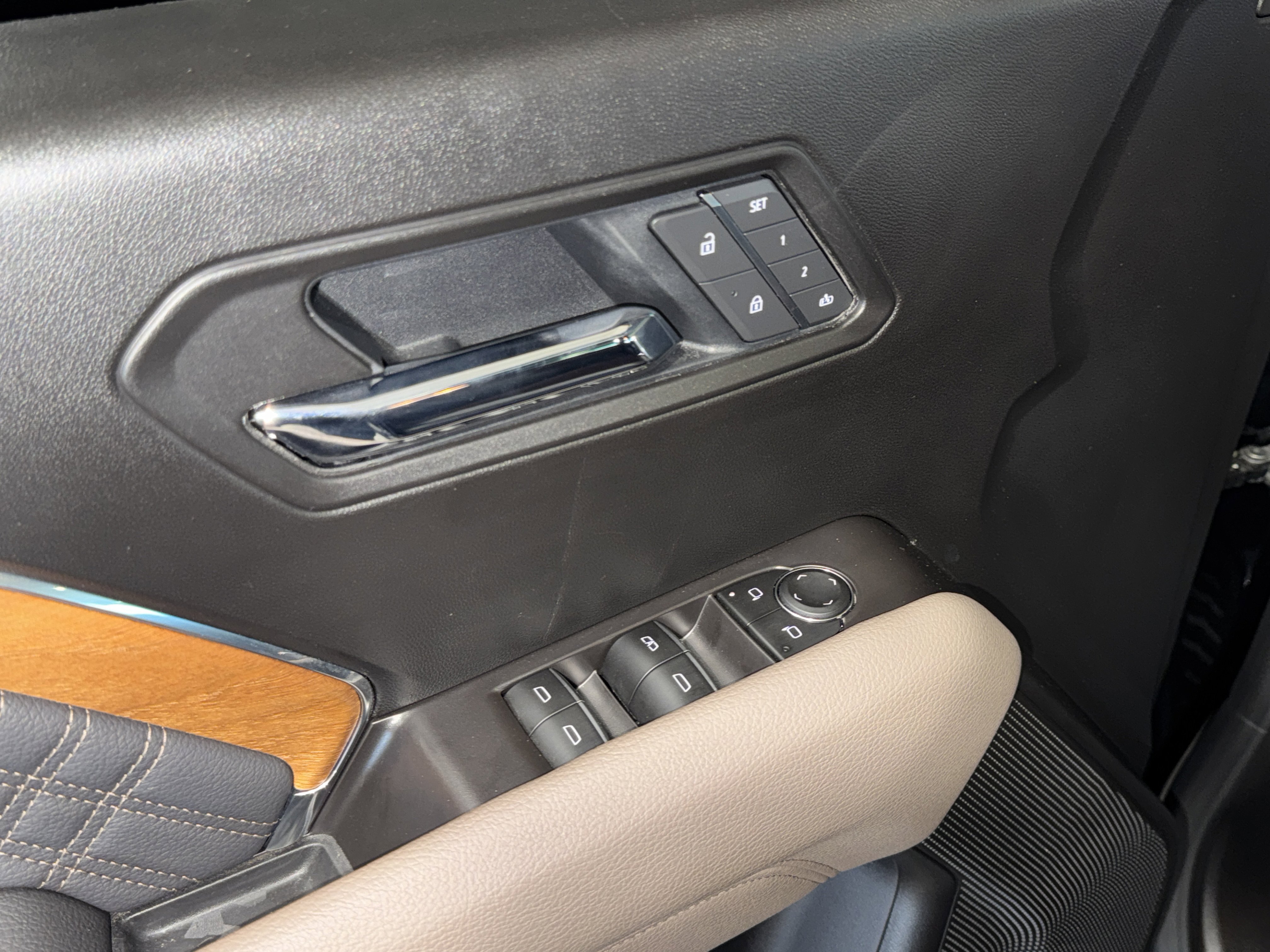 Used 2025 GMC Canyon Denali image 17