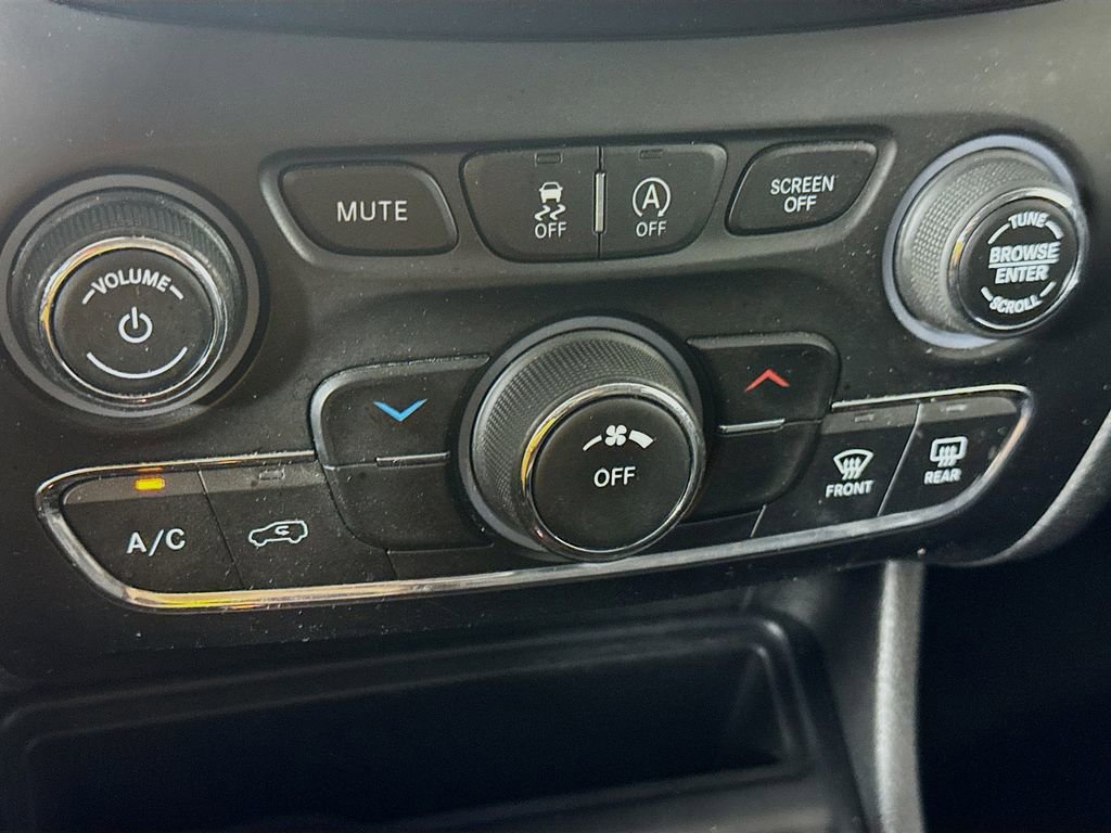 Used 2019 Jeep Cherokee Latitude w/ Popular Appearance Group FWD image 17