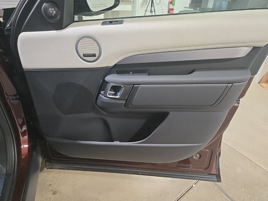 New 2026 Land Rover Discovery Limited Edition AWD/4WD image 27