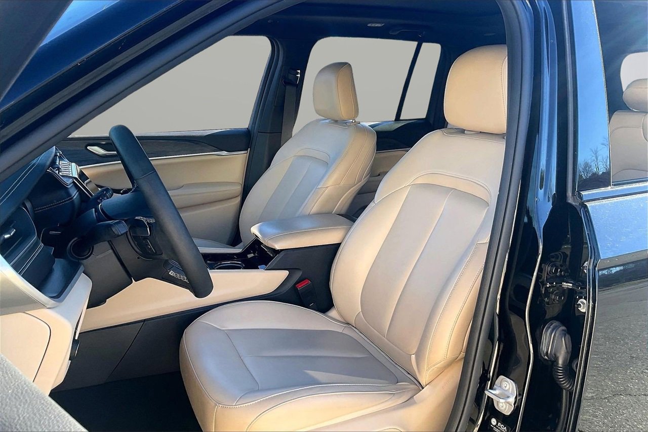 Used 2023 Jeep Grand Cherokee Limited w/ Black Appearance Package image 21