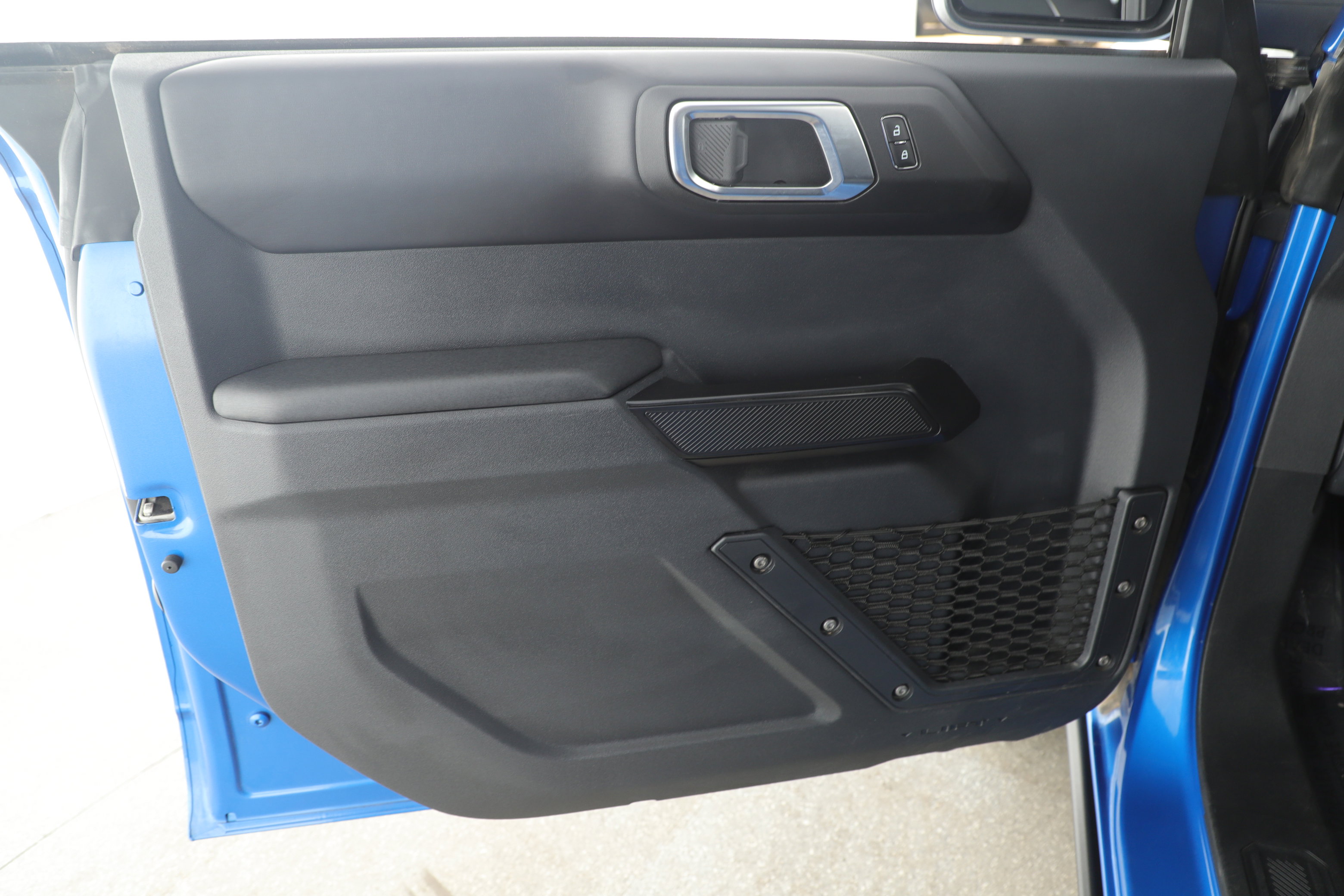 Used 2025 Ford Bronco Badlands image 8