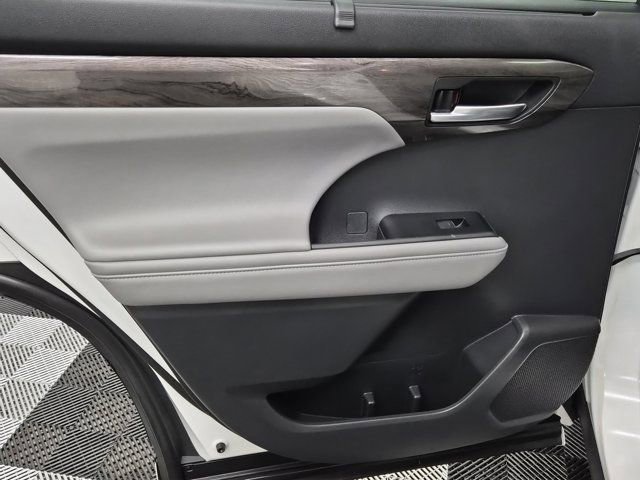 Used 2021 Toyota Highlander Platinum FWD image 18