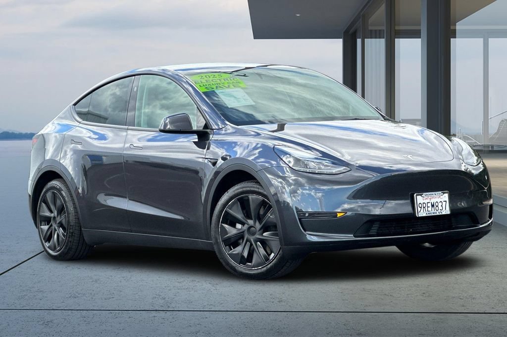 Used 2025 Tesla Model Y Long Range RWD image 2