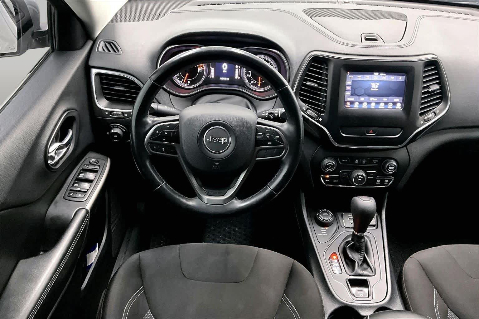 Used 2019 Jeep Cherokee Latitude w/ Cold Weather Group AWD/4WD image 6