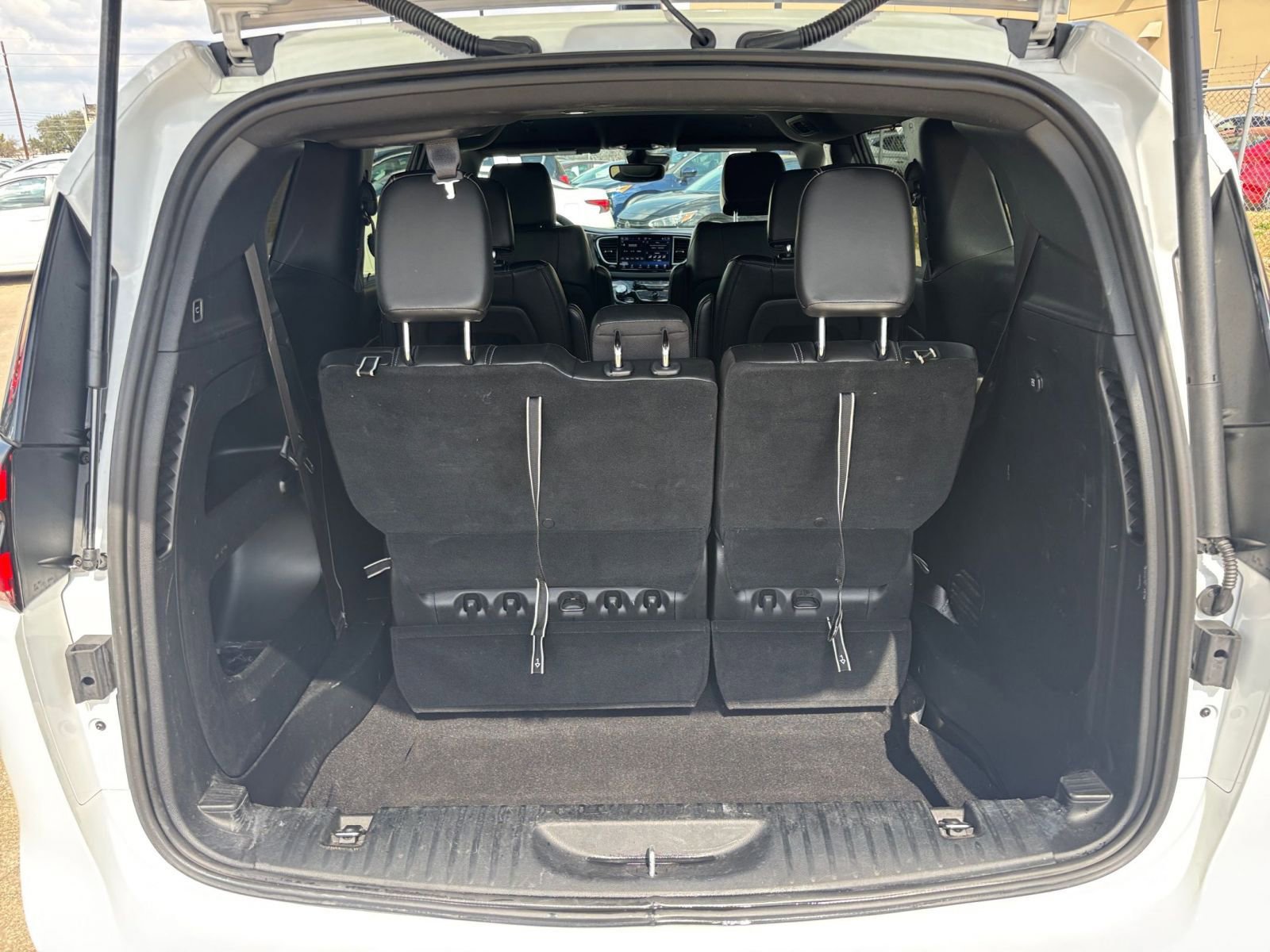 Used 2025 Chrysler Pacifica Select image 34