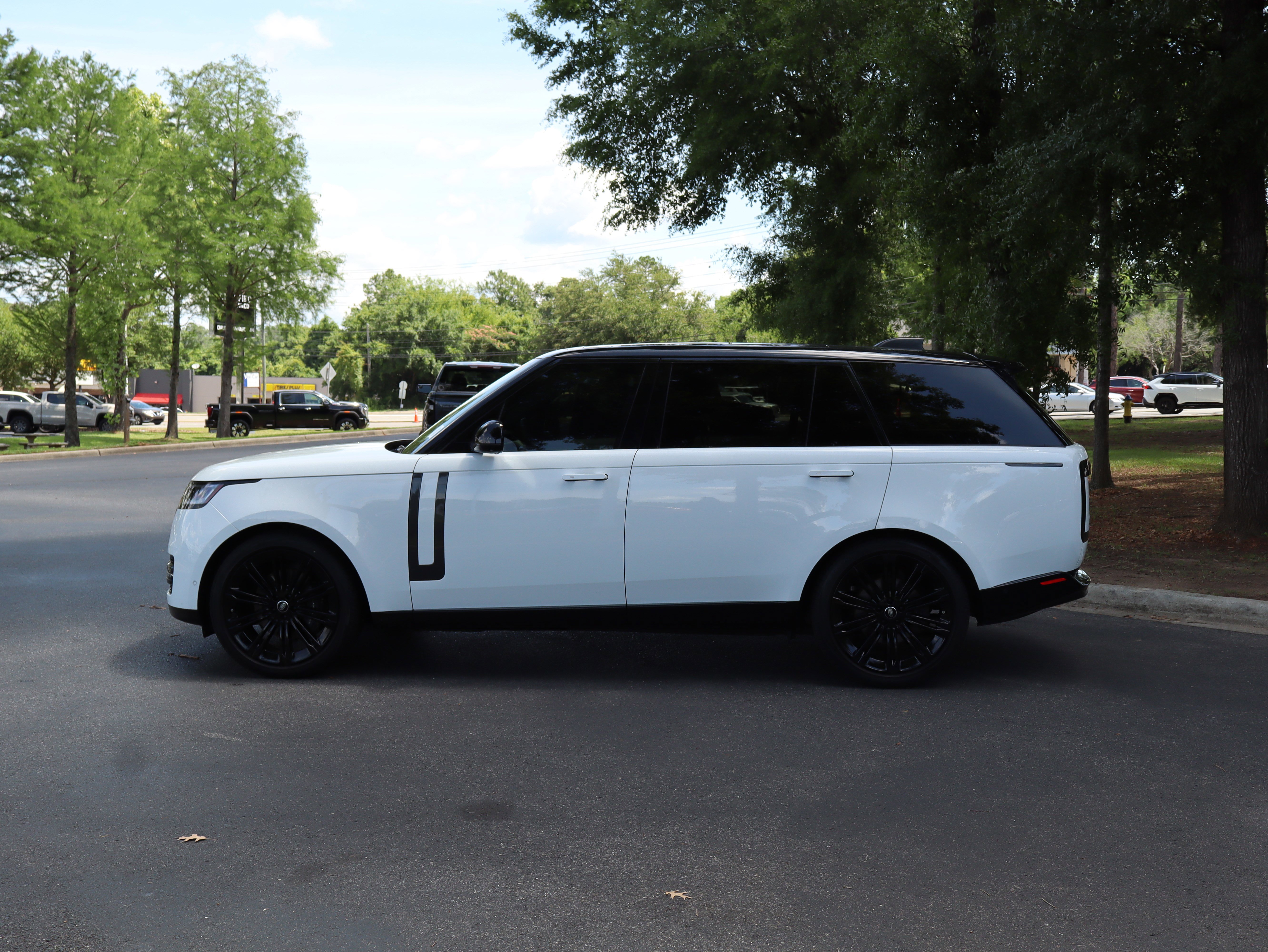 Used 2024 Land Rover Range Rover Long Wheelbase SE AWD/4WD image 6
