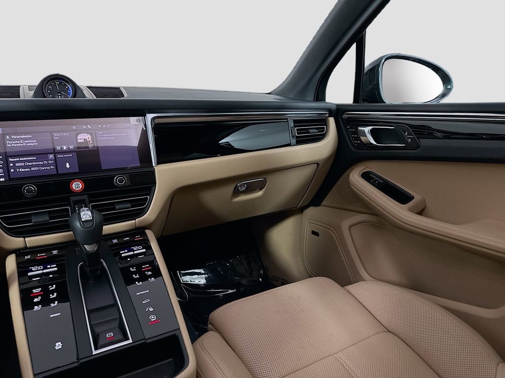 Certified 2025 Porsche Macan image 25
