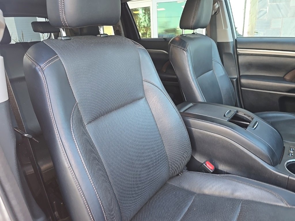 Used 2018 Toyota Highlander Limited image 29