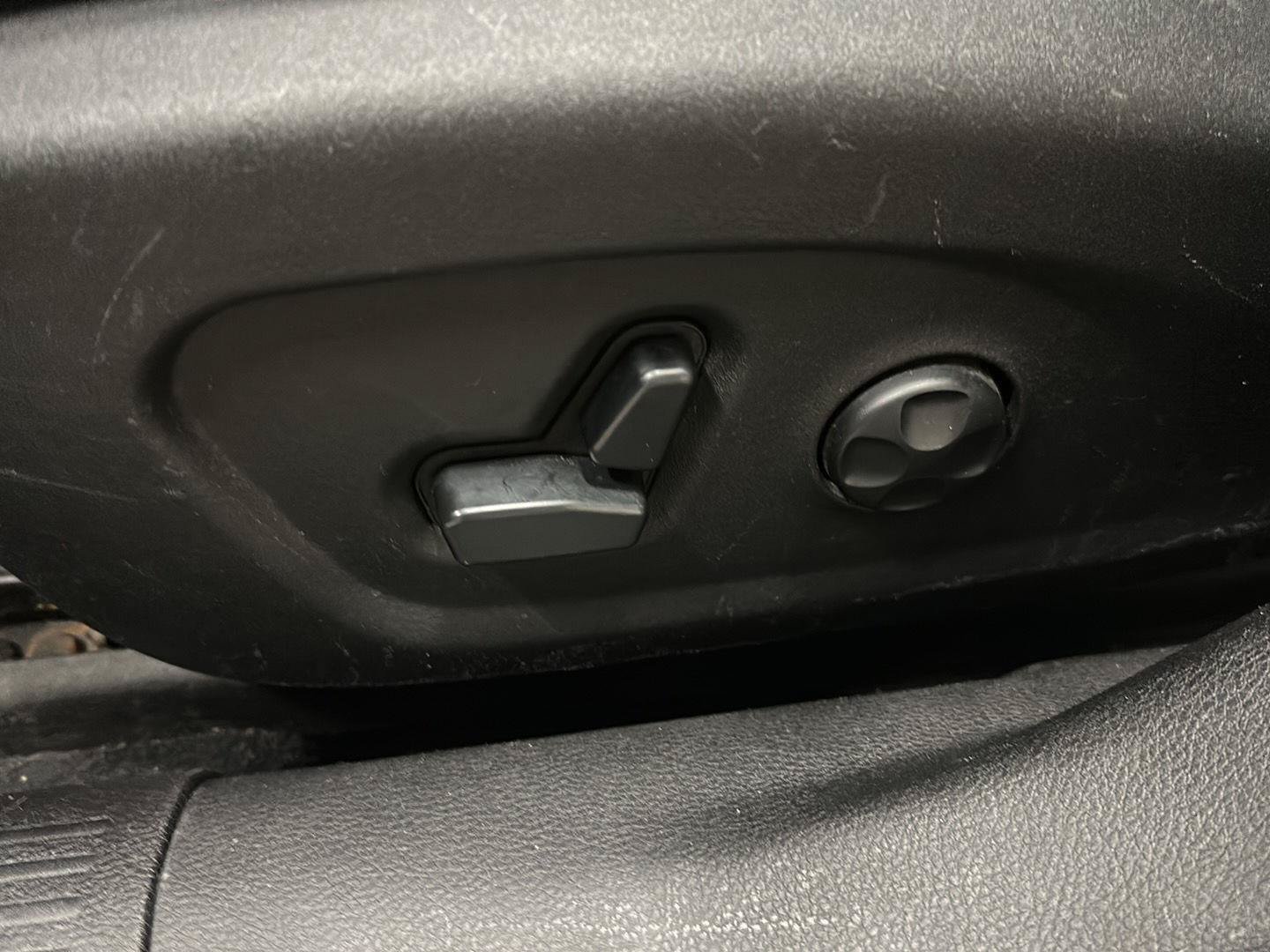 Used 2016 Chrysler 200 Limited w/ Convenience Group FWD image 16