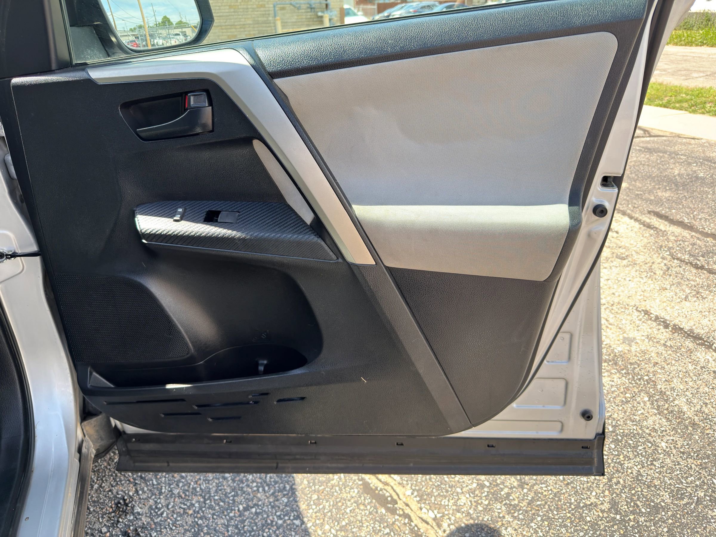 Used 2015 Toyota RAV4 LE AWD/4WD image 27