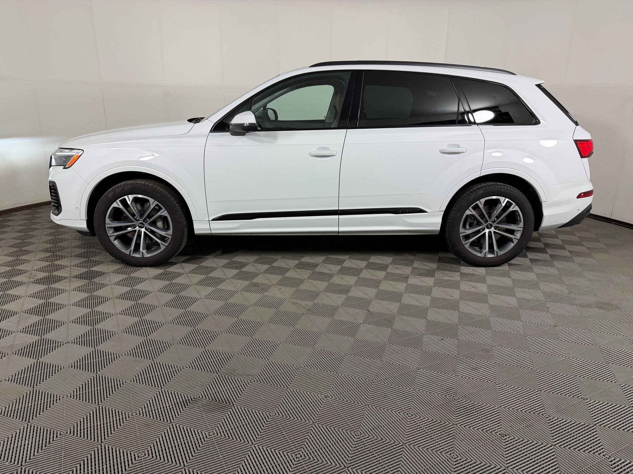 Used 2025 Audi Q7 2.0T Premium w/ Convenience Plus Package AWD/4WD image 2