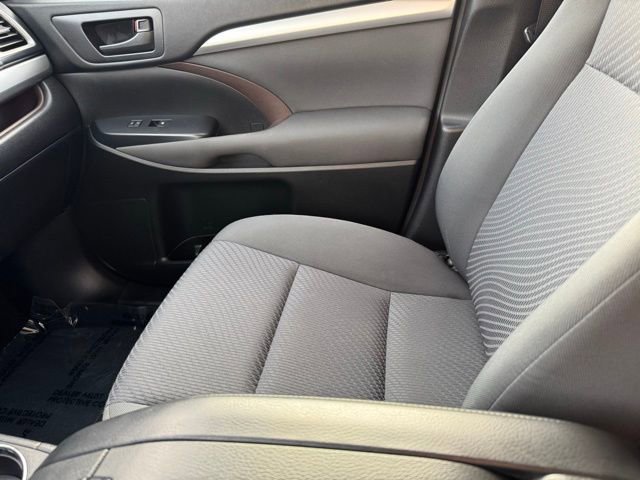 Certified 2017 Toyota Highlander LE w/ Carpet Mat Package AWD/4WD image 22