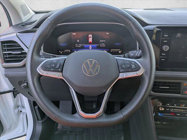 Certified 2025 Volkswagen Taos SE image 18