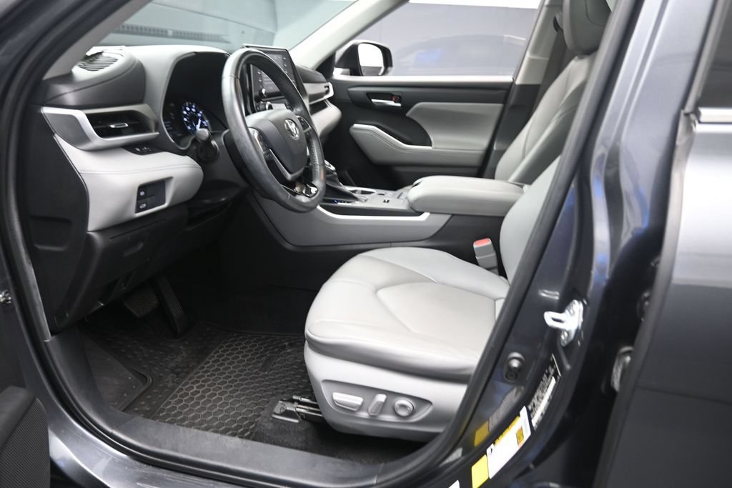Used 2020 Toyota Highlander XLE FWD image 16