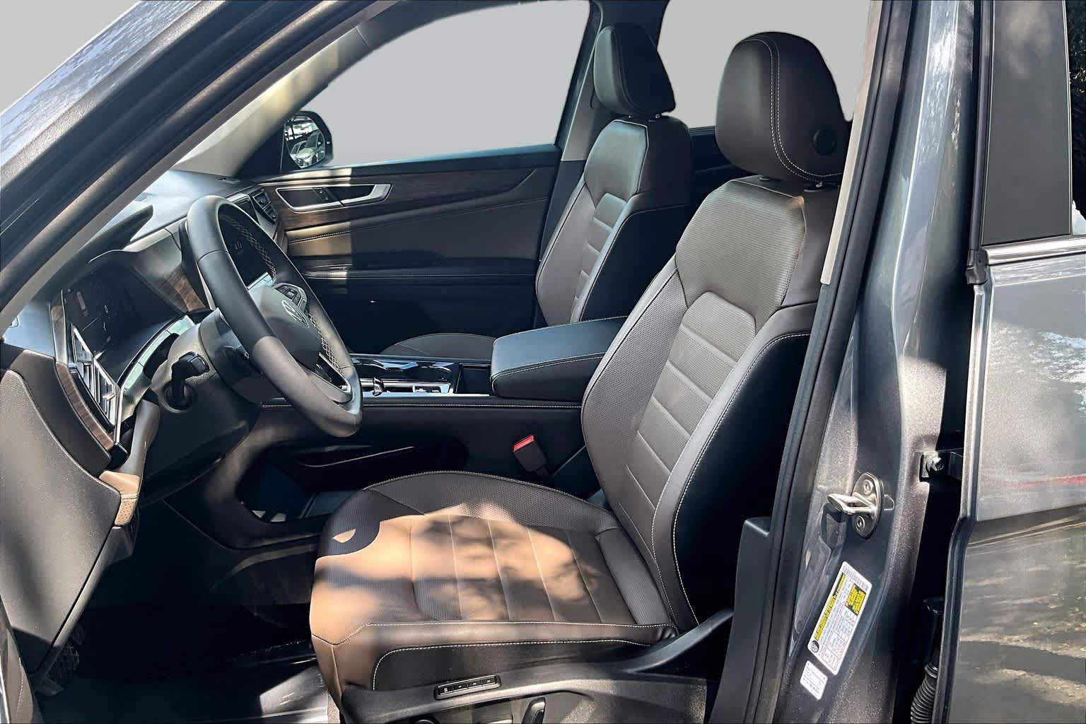 Used 2024 Volkswagen Atlas SEL AWD/4WD image 9