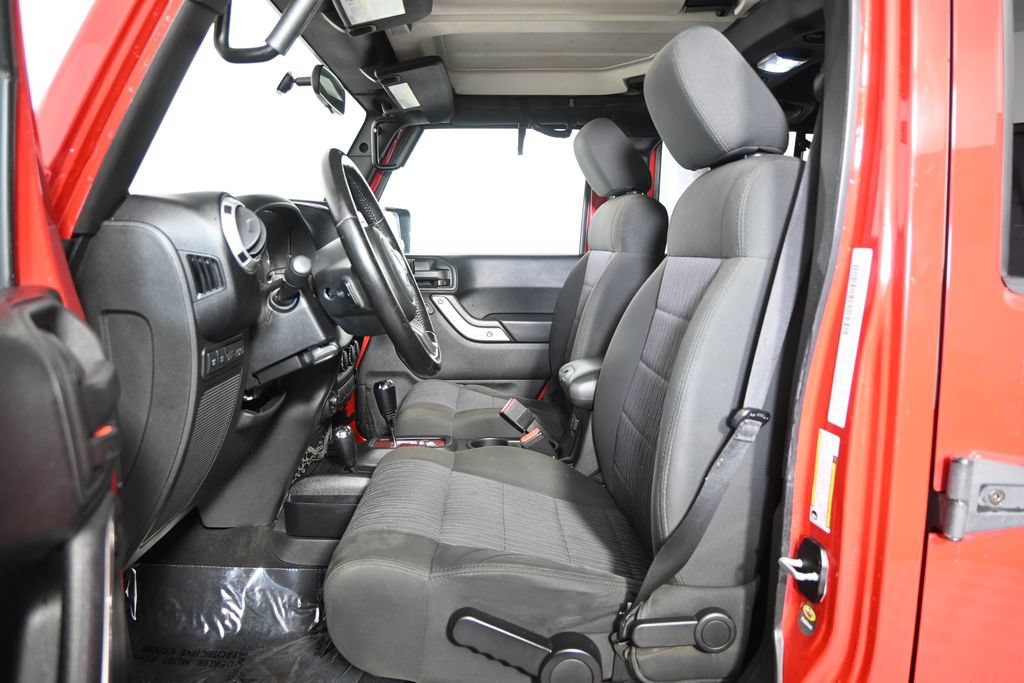 Used 2012 Jeep Wrangler Unlimited Rubicon w/ Connectivity Group AWD/4WD image 21