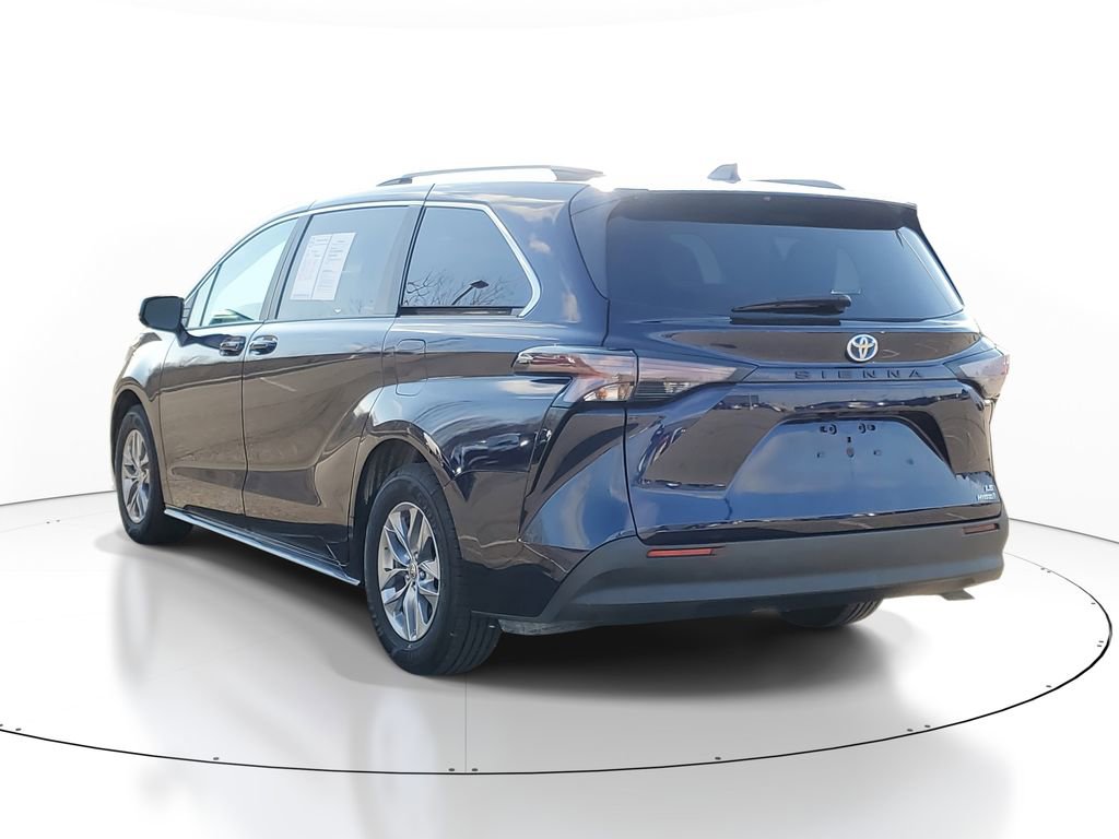 Used 2023 Toyota Sienna LE image 3