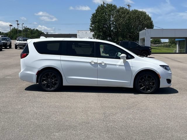 Used 2020 Chrysler Pacifica Touring w/ S Appearance Package FWD image 3