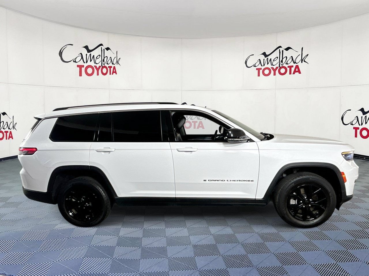 Used 2023 Jeep Grand Cherokee L Limited AWD/4WD image 8